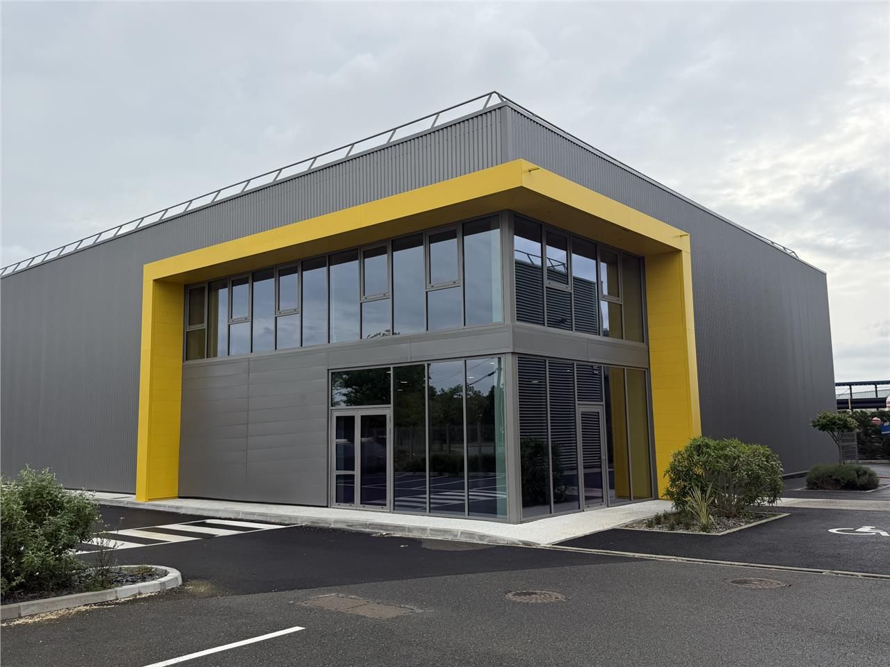 Location local 570 m² à Colomiers