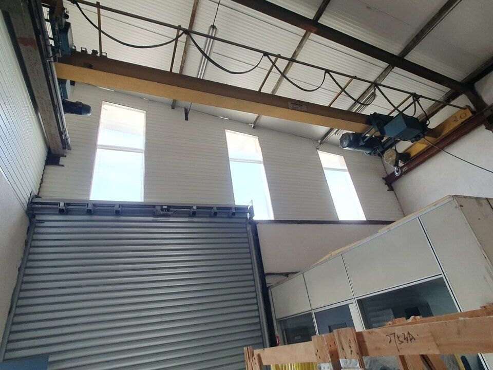 Location local d''activites 350 m² non divisibles