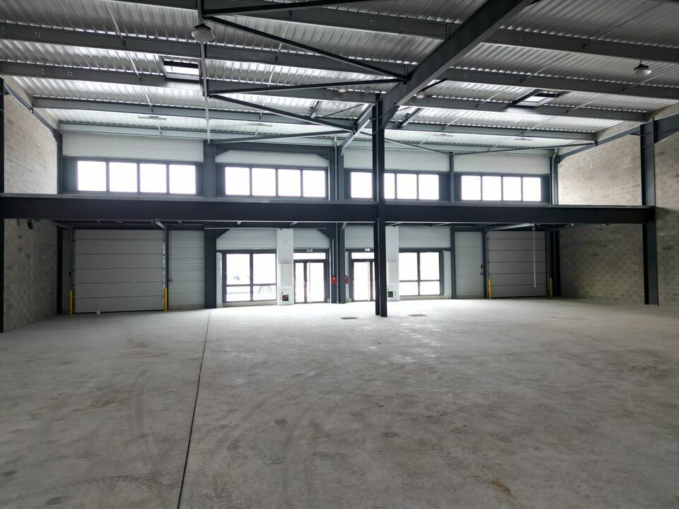 Location local d''activites 5112 m² divisibles à partir de 150 m²