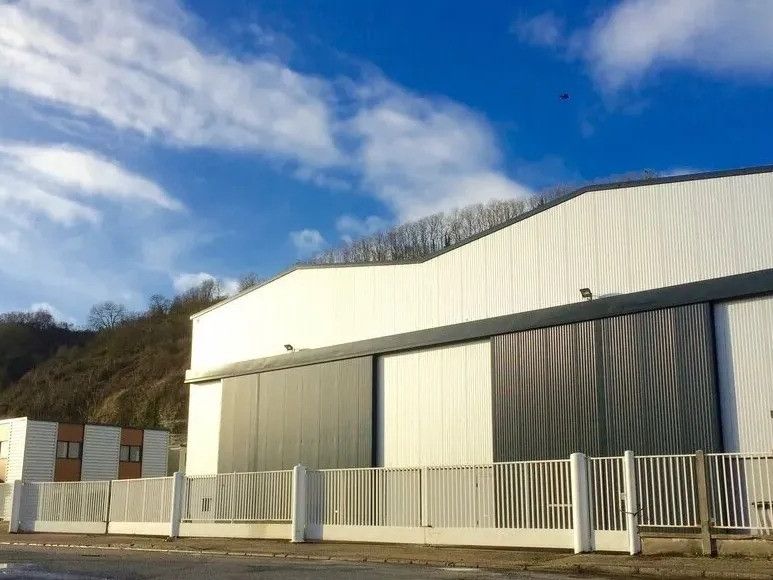 Location local 1870 m² à Rogerville