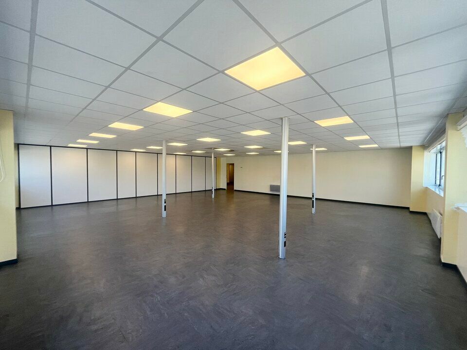 A LOUER Le Havre Quartier sud situé entre la zone portuaire et le quartier saint Nicolas  Bureaux 352 m semi cloisonnés avec parkings