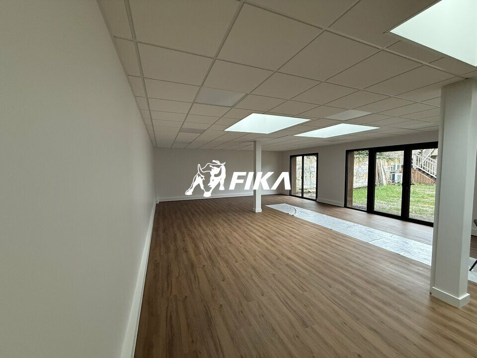Local professionnel - A LOUER - 178 m² - (33800) BORDEAUX