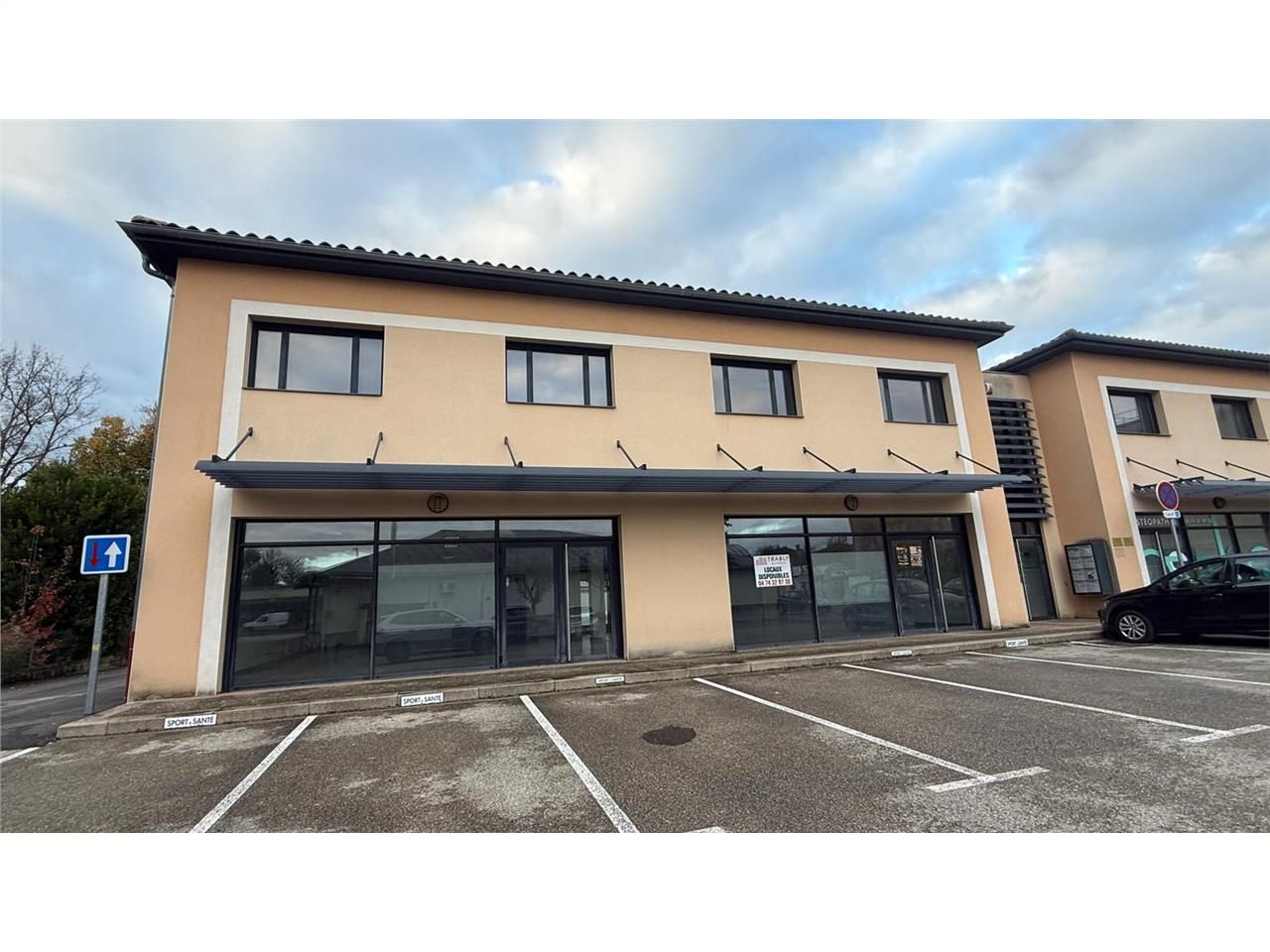 Location commerces 176 m² non divisibles