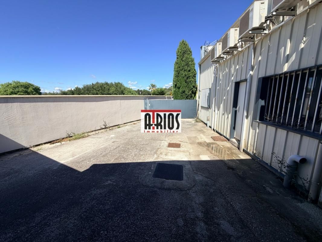 Location entrepôts 140 m² non divisibles