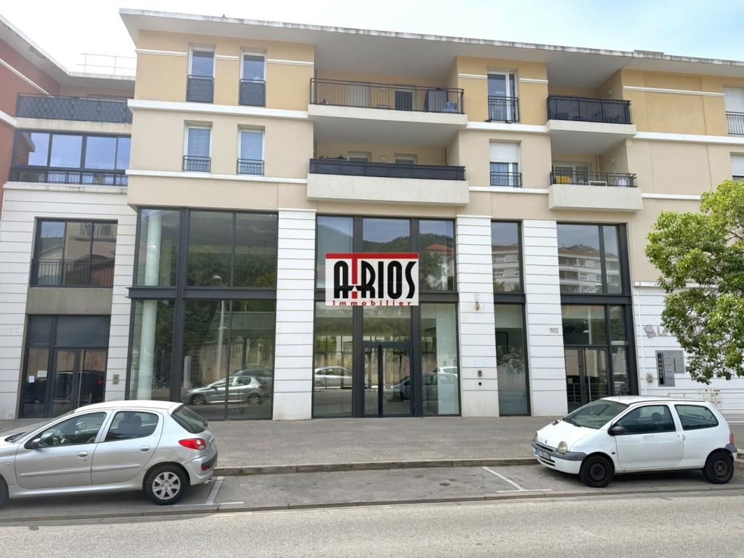 Location local commercial 245 m² non divisibles