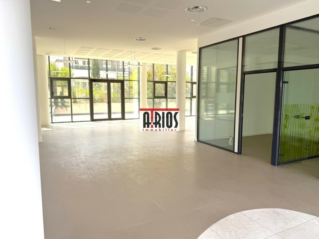 Location local commercial 245 m² non divisibles