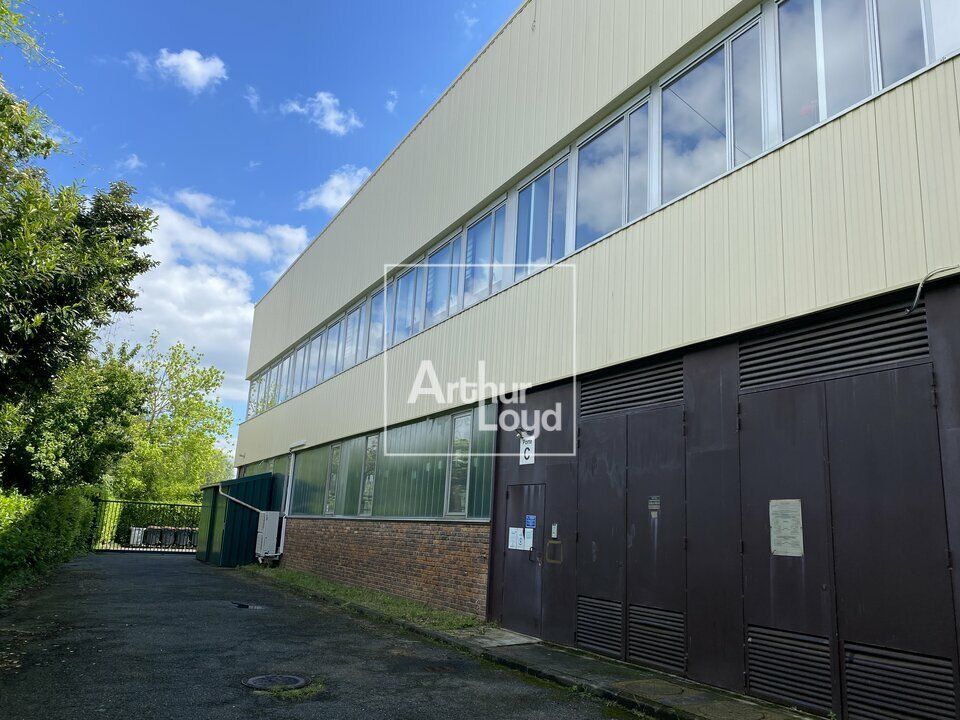 Location local d''activites 1400 m² non divisibles