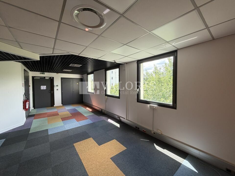 Venez découvrir 325 m² de bureaux à louer à deux pas de la GARE DE VAISE et des quais de Saône.