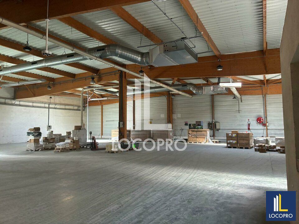 Location local d''activites 3500 m² divisibles à partir de 1000 m²