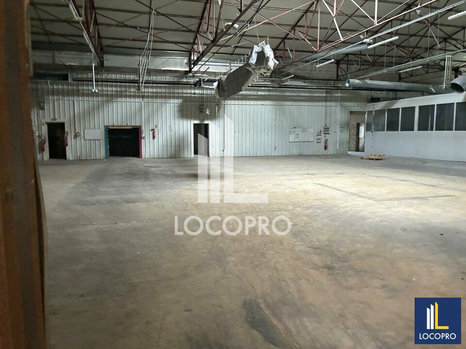 A LOUER - BÂTIMENT INDUSTRIEL MIXTE BUREAUX - 3500 M2 DIVISIBLES - LE MUY