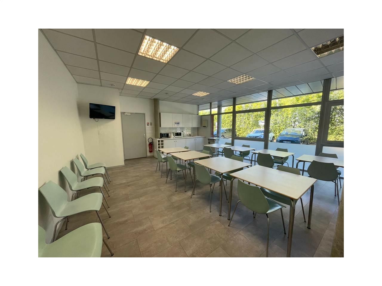 566 m² pour ce bureaux en location à Floirac