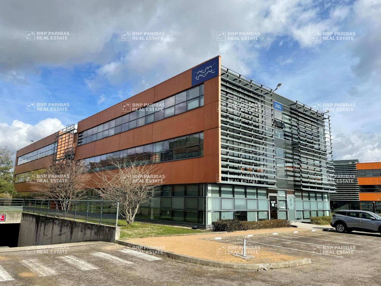 3690 m² pour ce bureaux en location à Saint-priest
