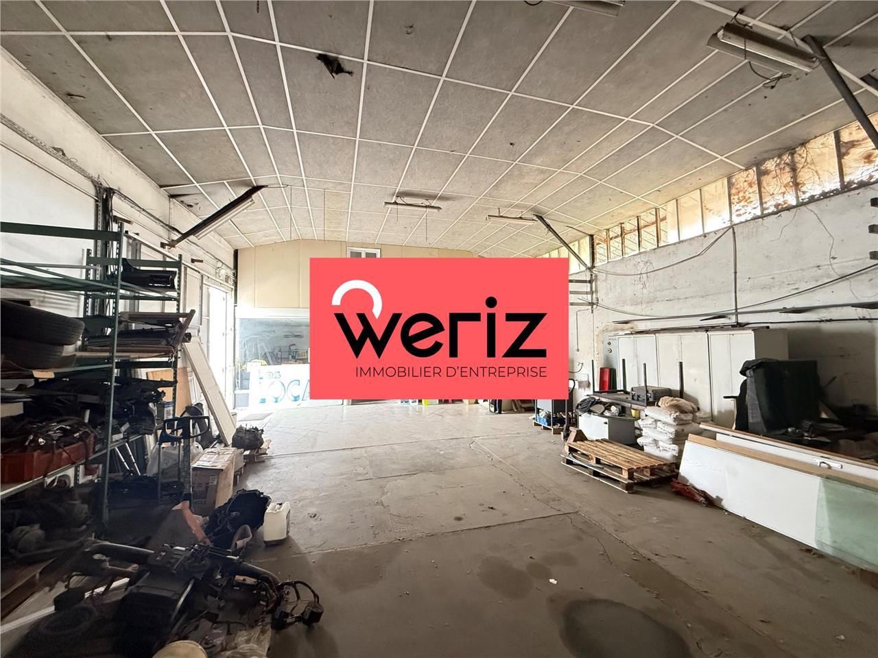 Situé dans la zone d'activité de Saint-Pierre, à 