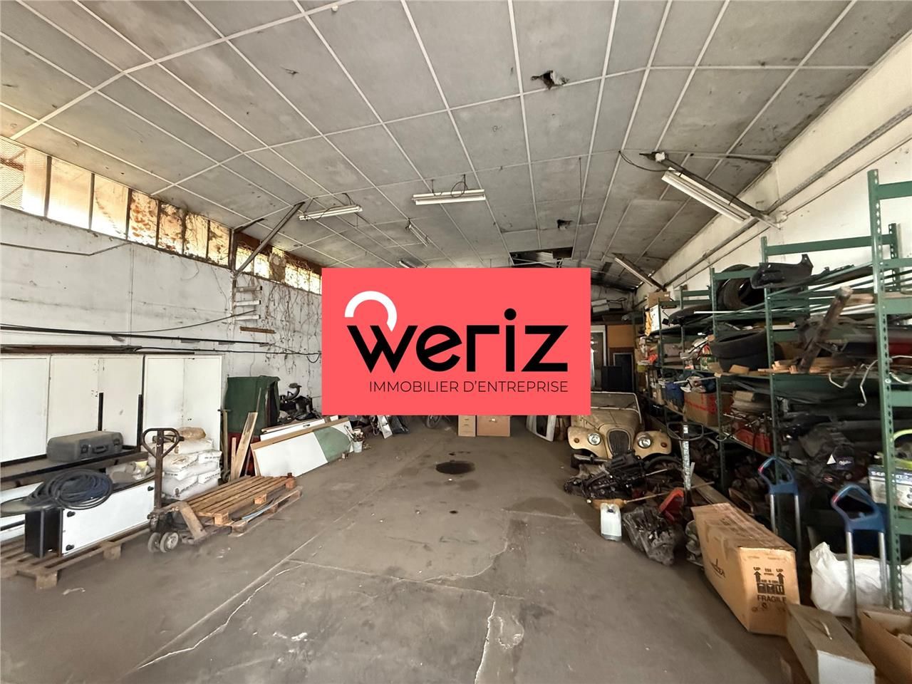 Situé dans la zone d'activité de Saint-Pierre, à 