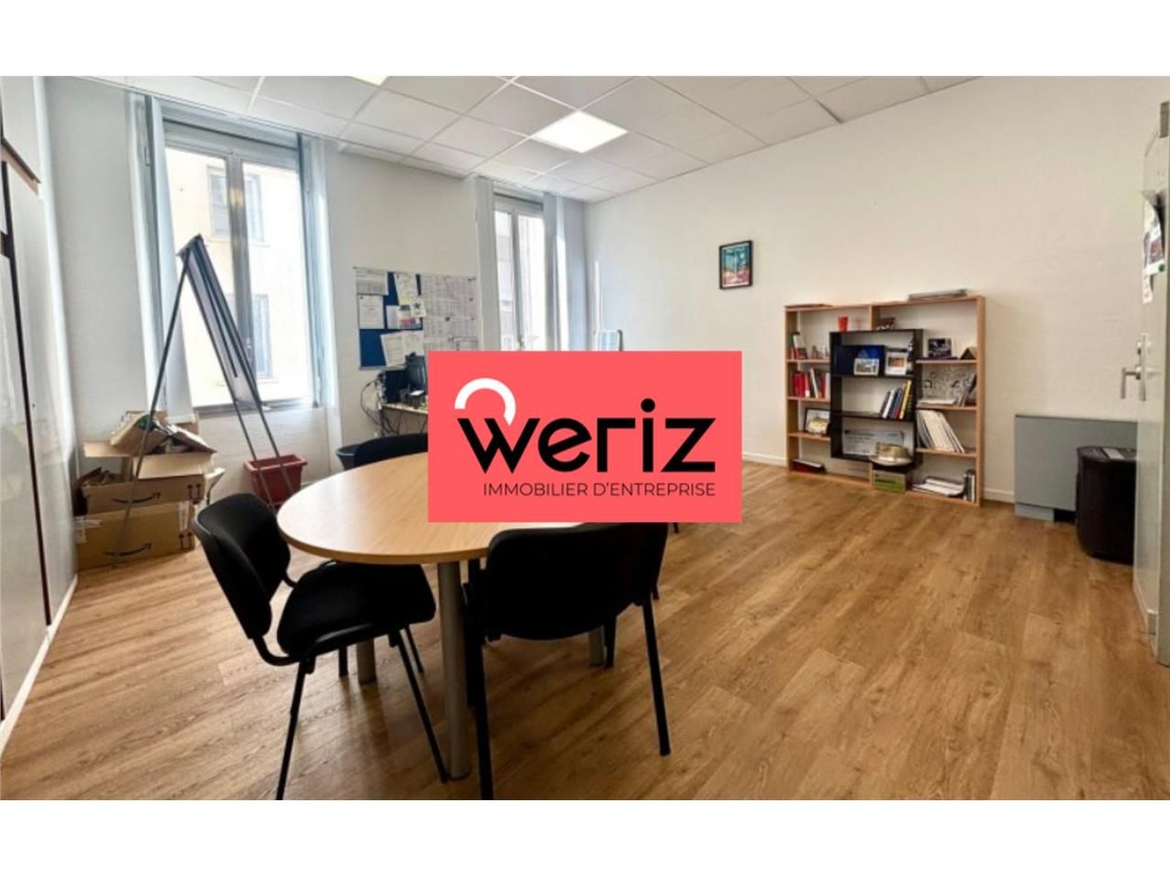 Situé rue Beauvau, entre la place de l'opéra et l