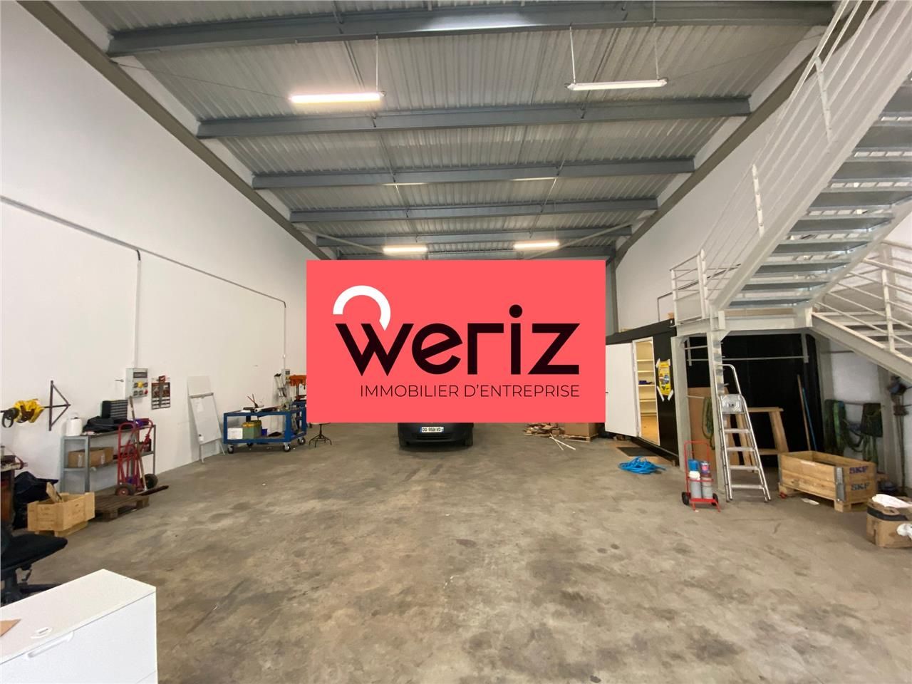 Situé dans la ZI Athélia, à proximité des axes au