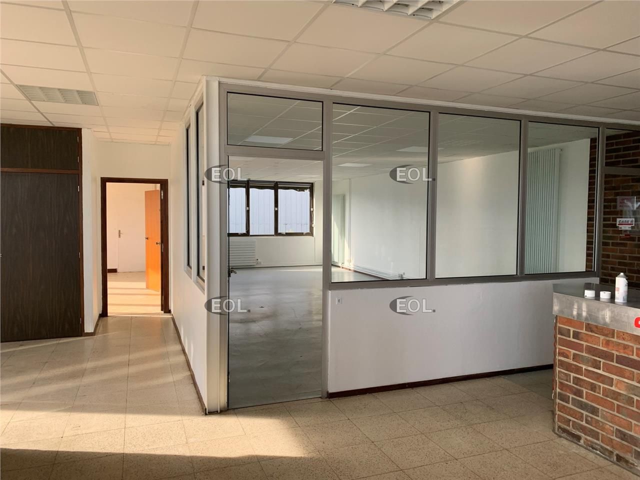 A LOUER / A VENDRE - bâtiment indépendant à usage d'entrepôt et bureaux de 2 559 m²