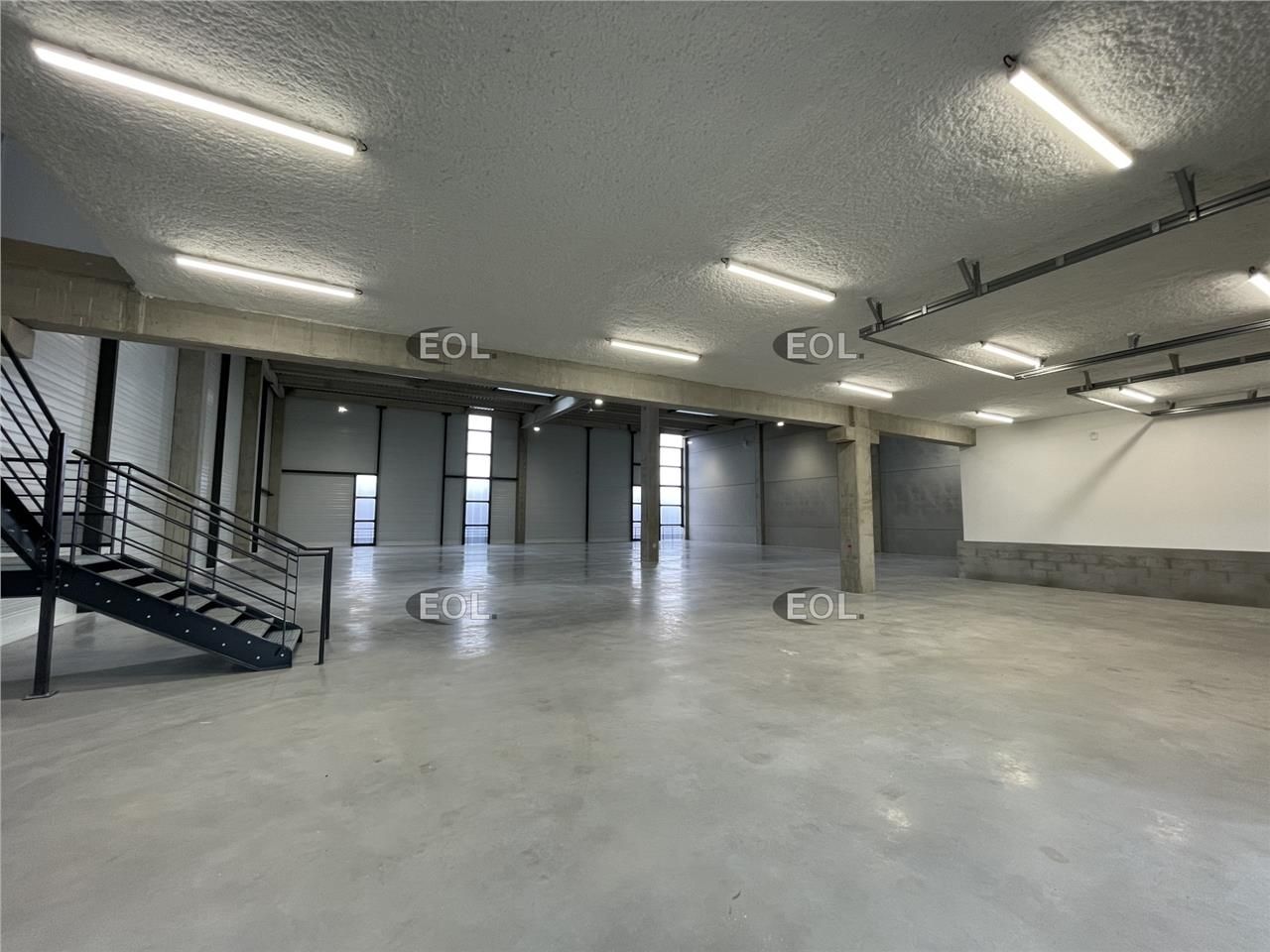 A LOUER - Local d'activité avec bureaux de 1 077 m² à Elancourt (78)