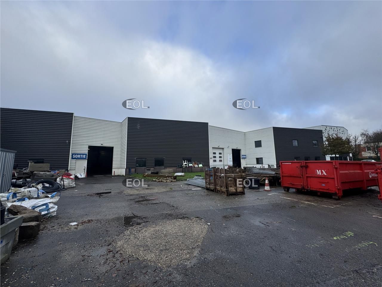 A LOUER - Montigny-le-Bretonneux bâtiment indépendant 2 361m²