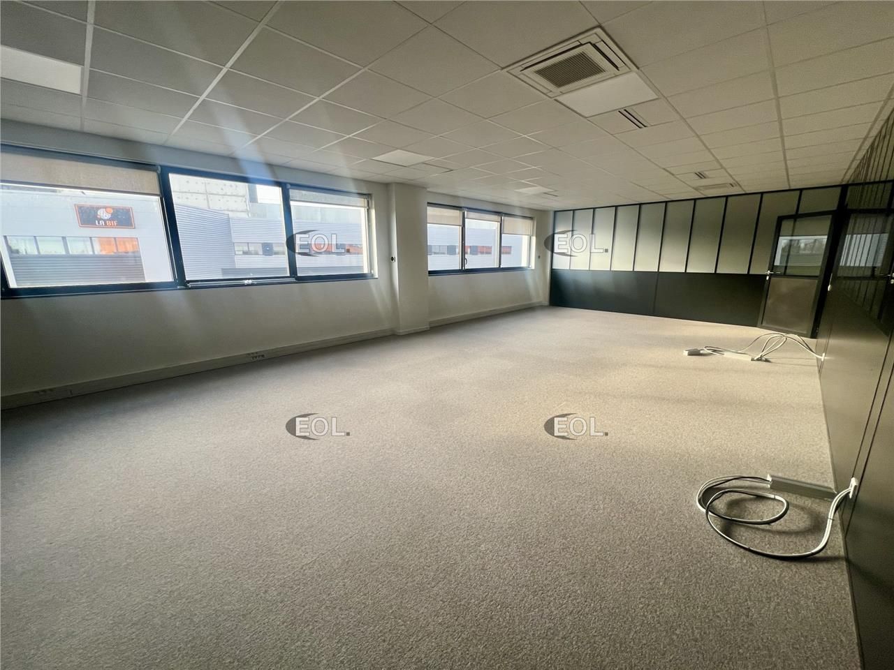A LOUER : local d'activité de 851 m² avec bureau d'accompagnement
