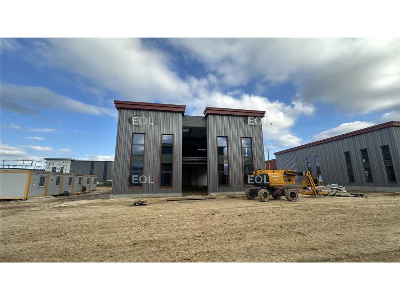 Serris - A LOUER / A VENDRE - Local d'activité avec bureaux de 954 m²