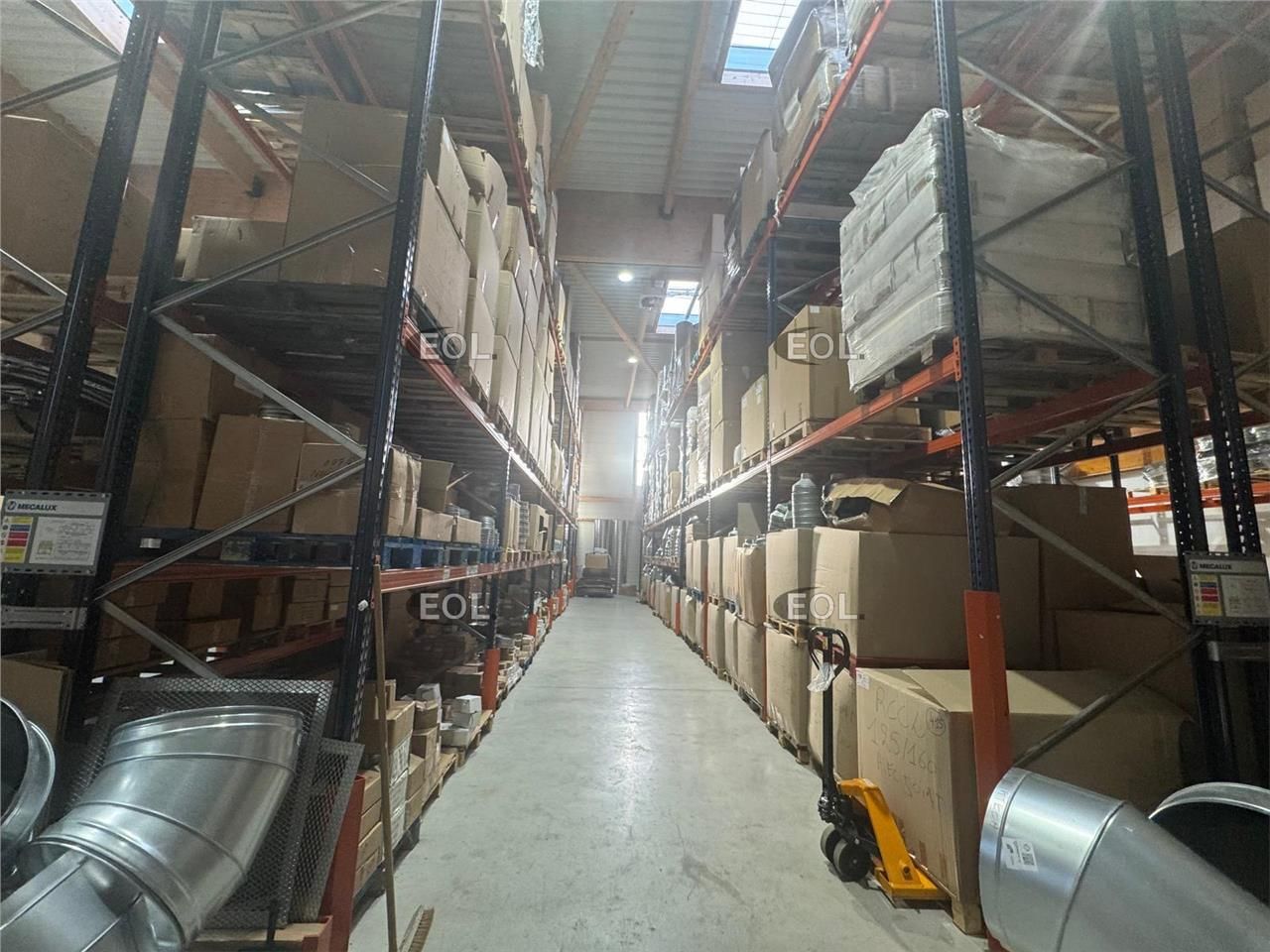 A VENDRE - Bâtiment d'entrepôt avec bureaux de 1 032 m²