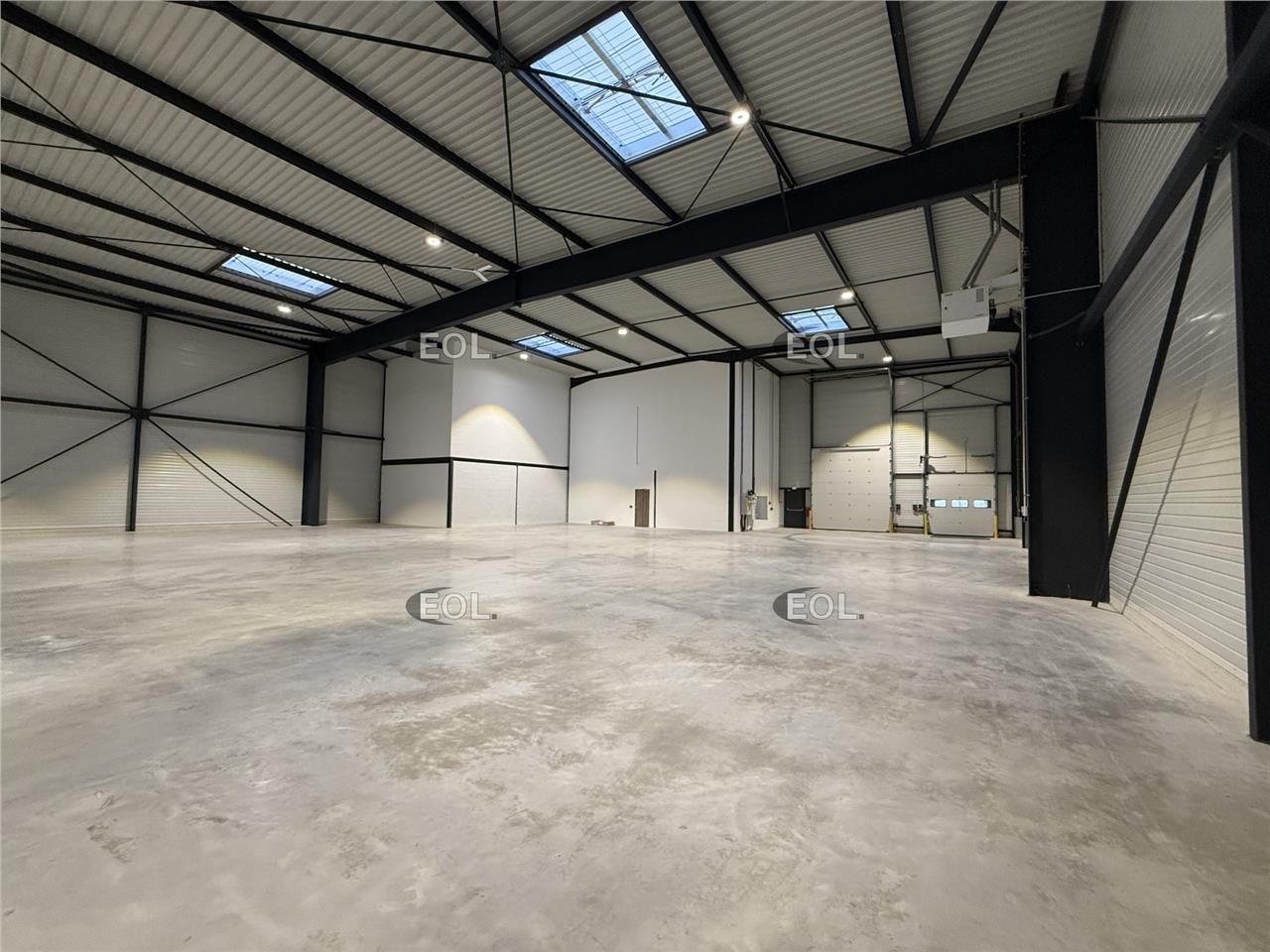 Vaires-sur-Marne (77) - A Vendre / A Louer - Local d'activité avec bureaux de 1 675 m²