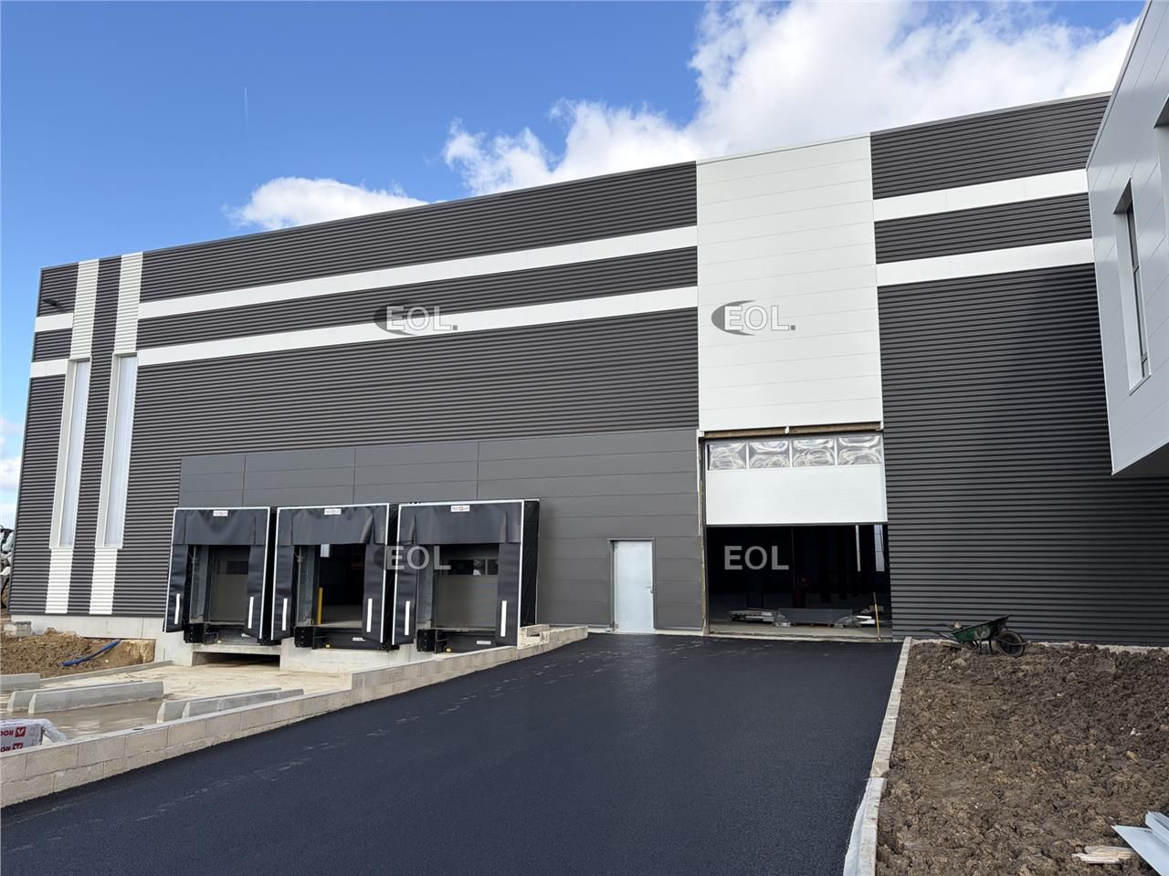 A louer, loncaux d'activité neuf à SAINT GERMAIN LES ARPAJON (91)