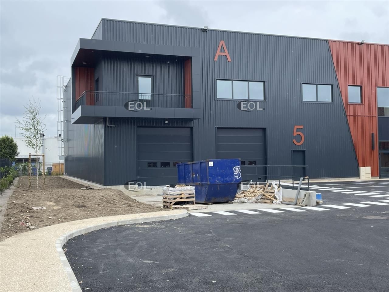 A LOUER : Local d'activités neuf de 900 m²