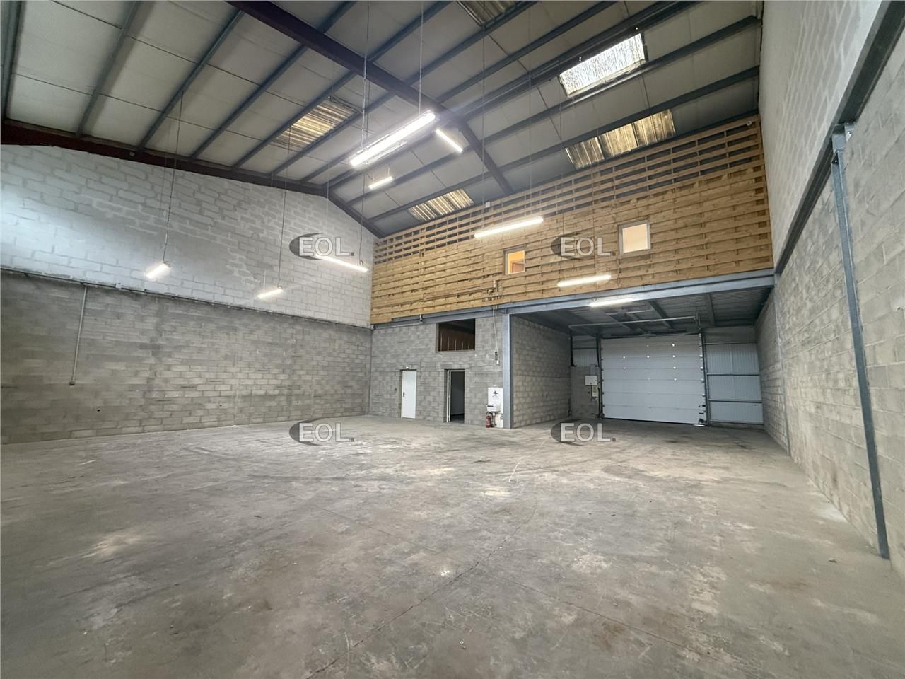A LOUER / A VENDRE - Local d'activité avec bureaux de 360 m² à Brie-Comte-Robert (77)