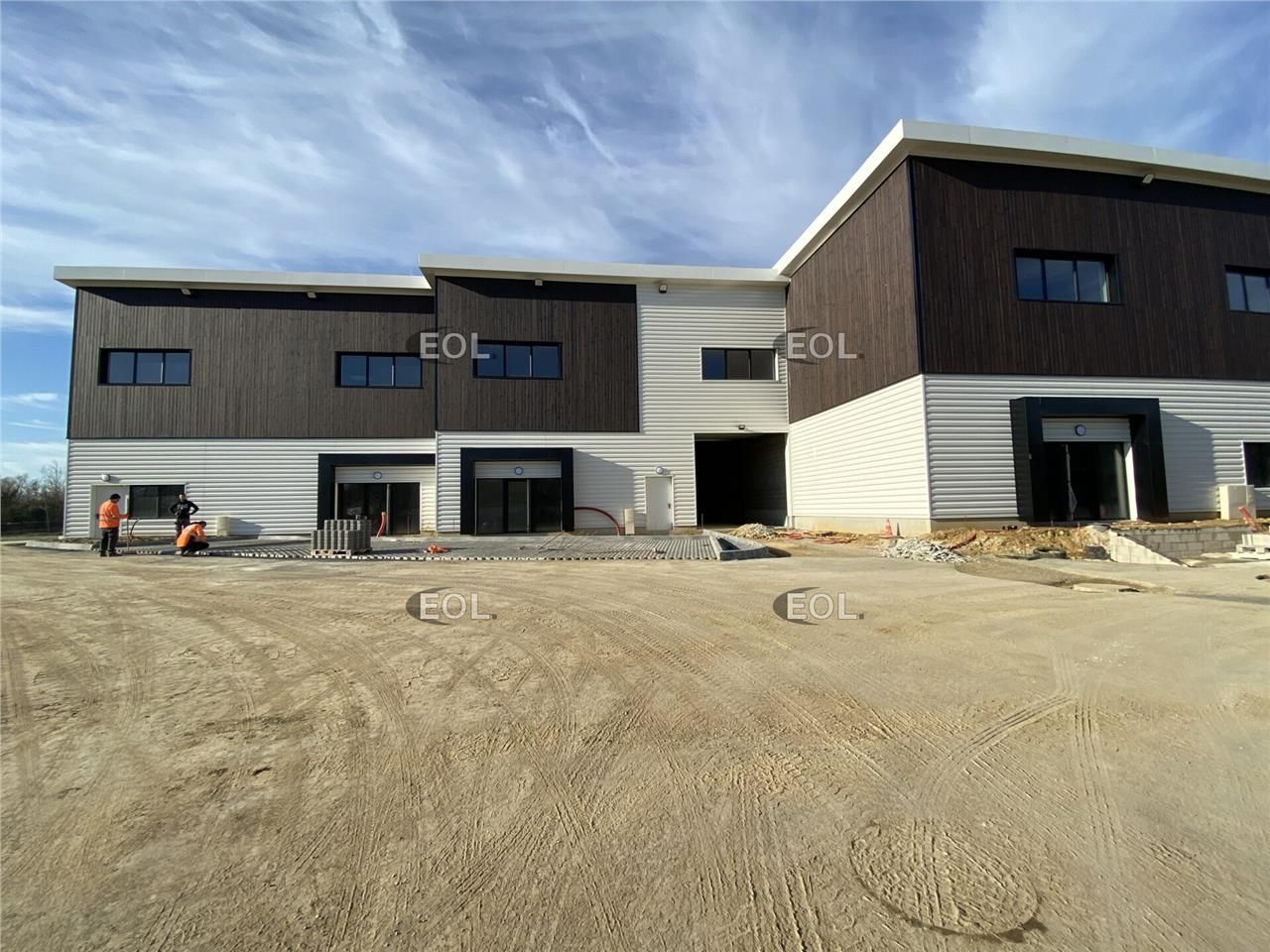 A VENDRE - Local d'activités avec bureaux d'environ 839 m² à OLLAINVILLE (91)