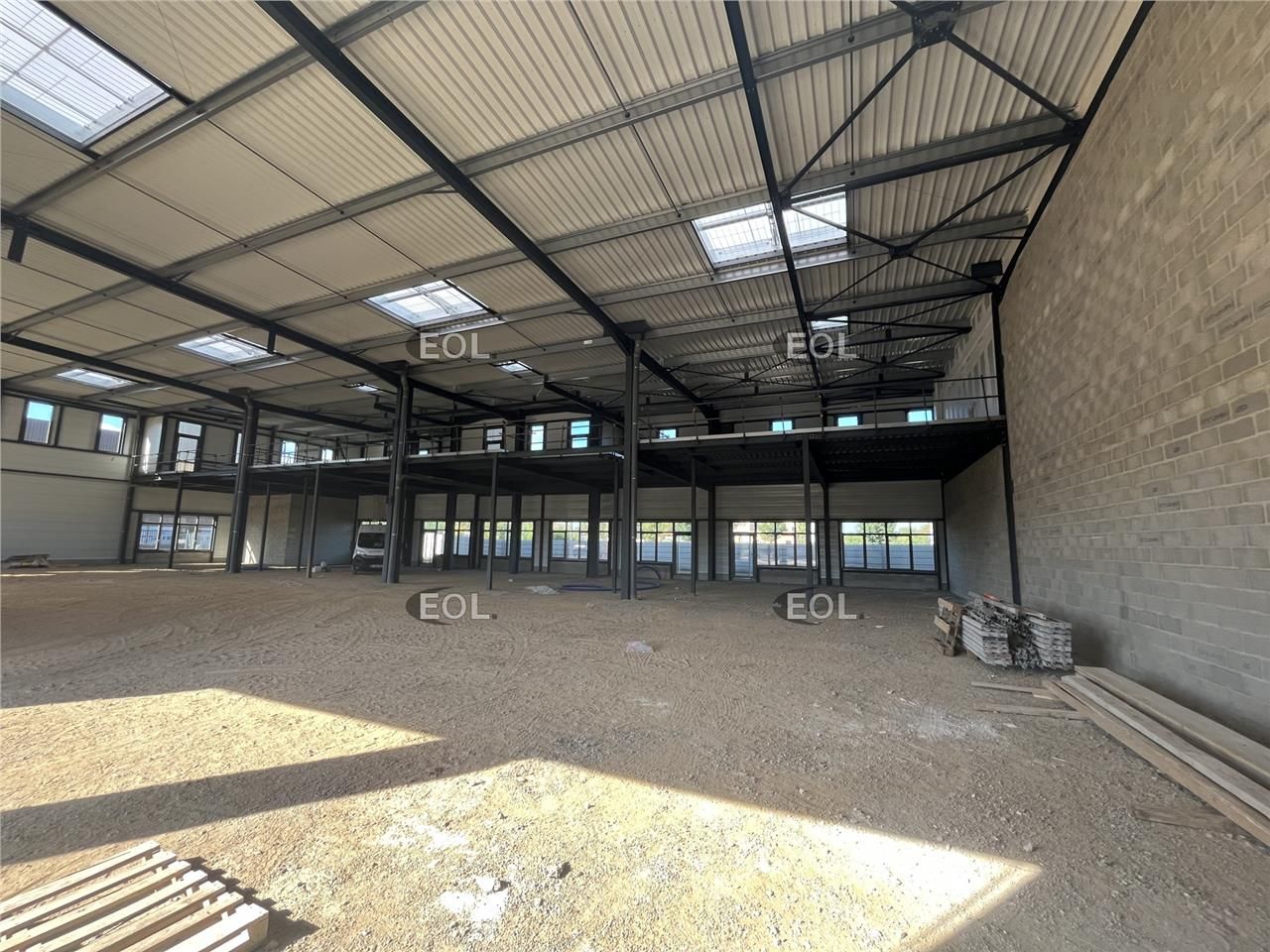 A VENDRE - Local d'activité à 630 m² à Buchelay (78)