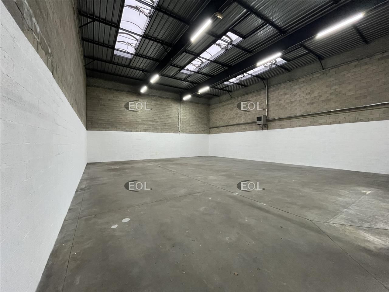 A LOUER - Local d'activité de 382 m² à Elancourt (78)