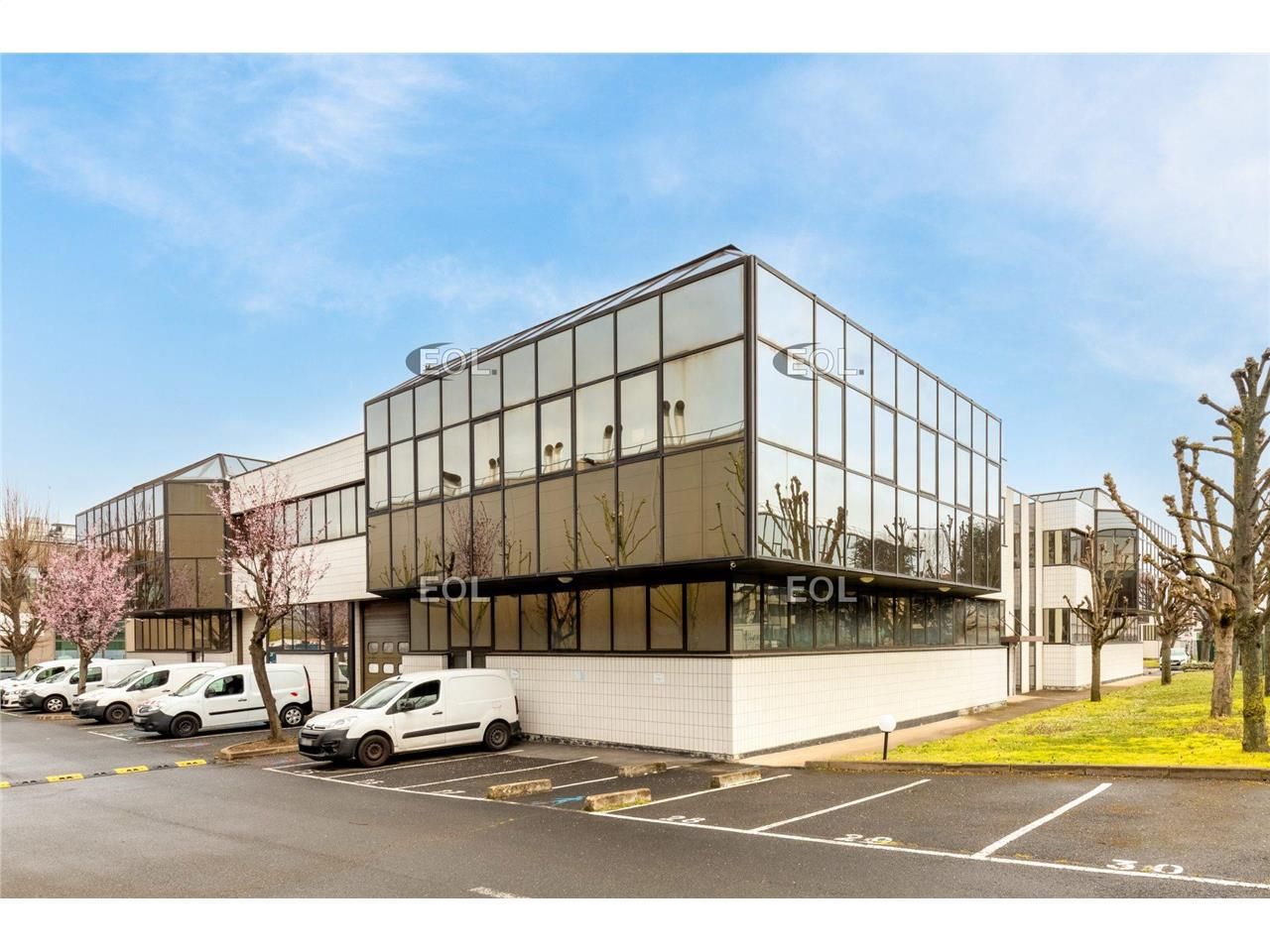 A LOUER - Local d'activités avec bureaux de 601 m² à Nanterre (92)