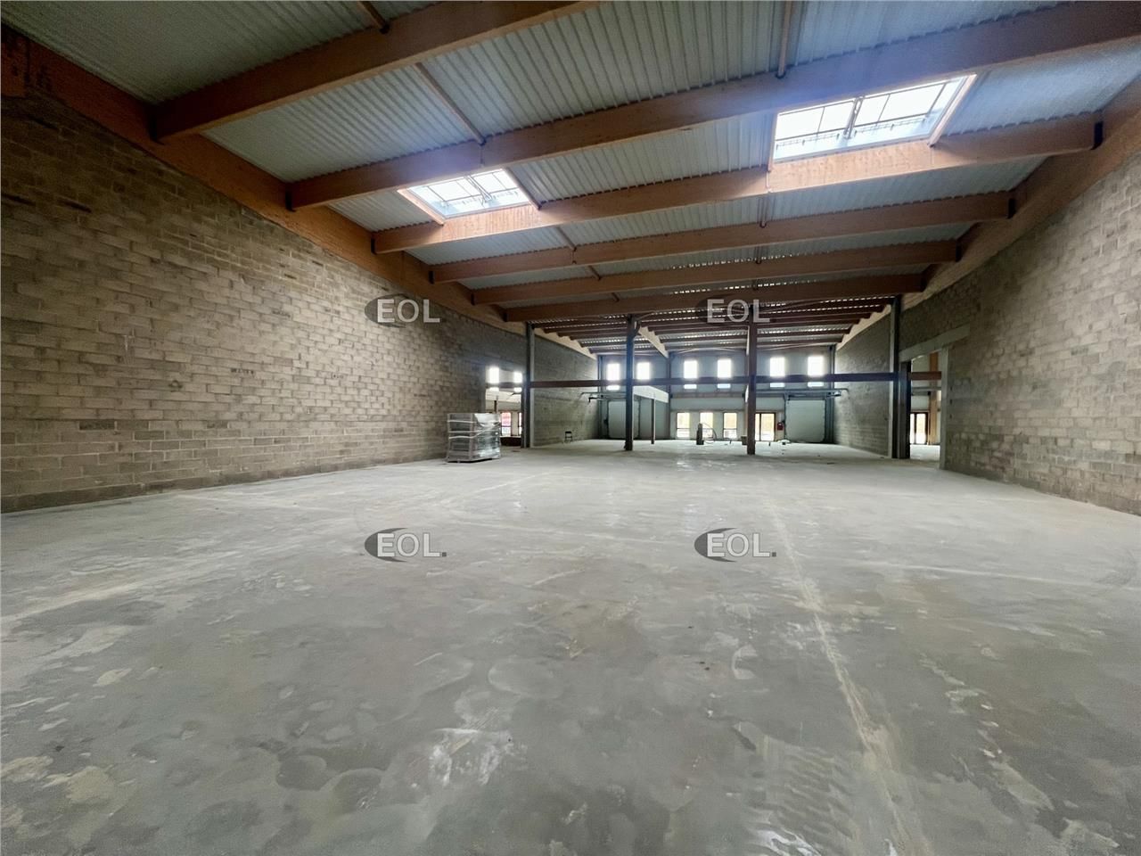 A louer - bâtiment d'activité avec bureaux de 5 000 m² divisibles