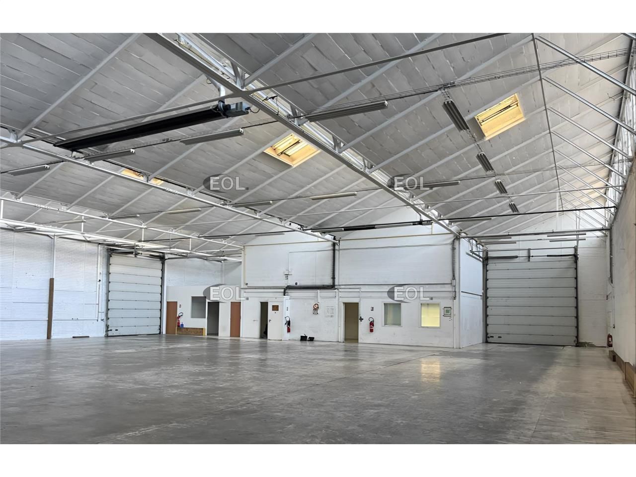 A louer local d'activités avec bureaux de 820 m² à Massy (91)