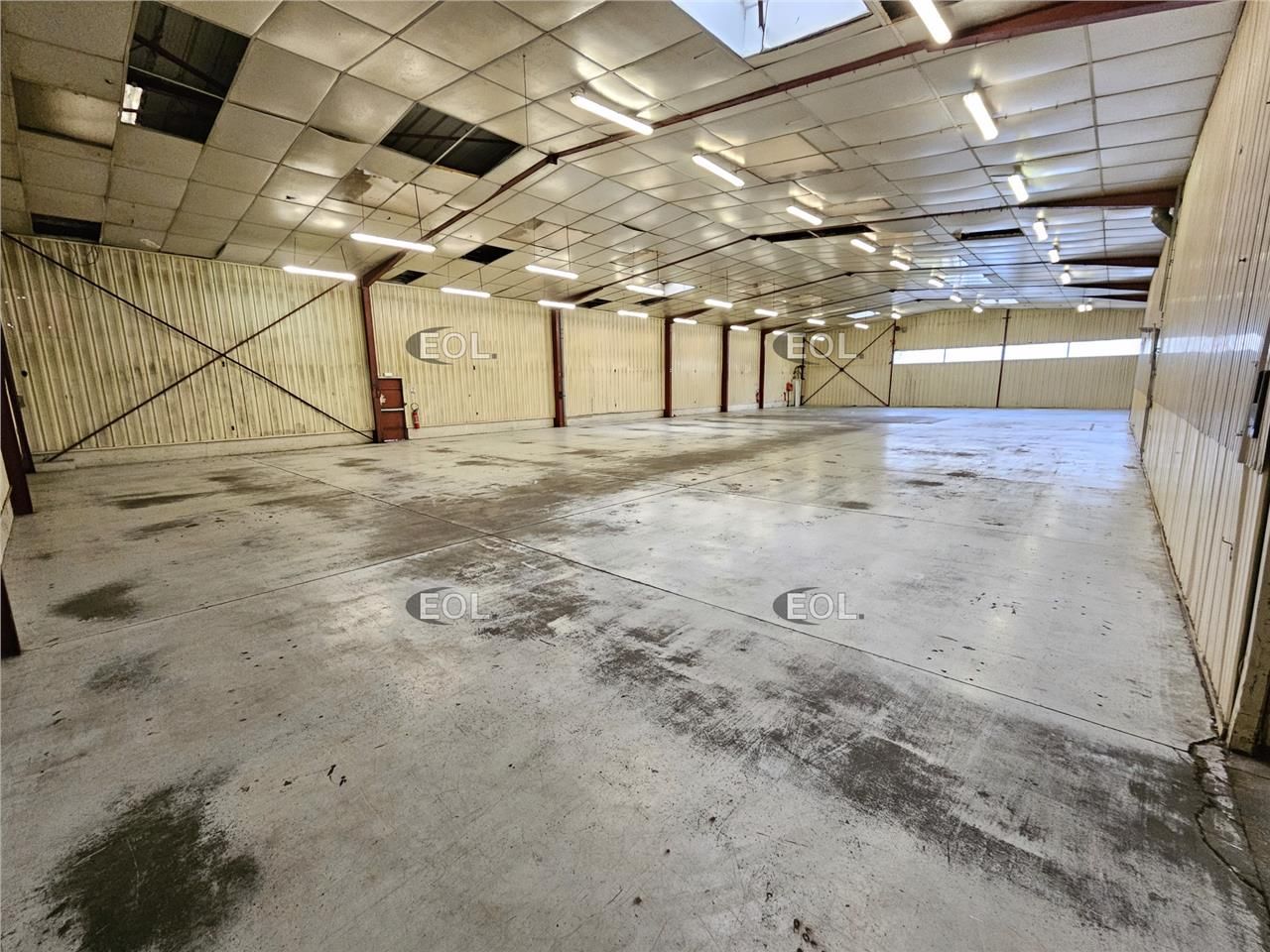 A LOUER - Bâtiment d'activité indépendant avec terrain à Valenton (94)