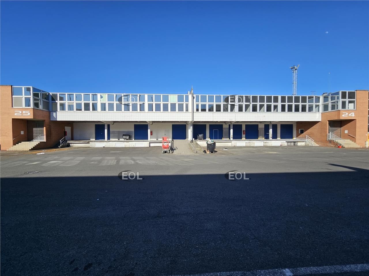 A LOUER - Entrepôt avec quais à Charenton-le-Pont