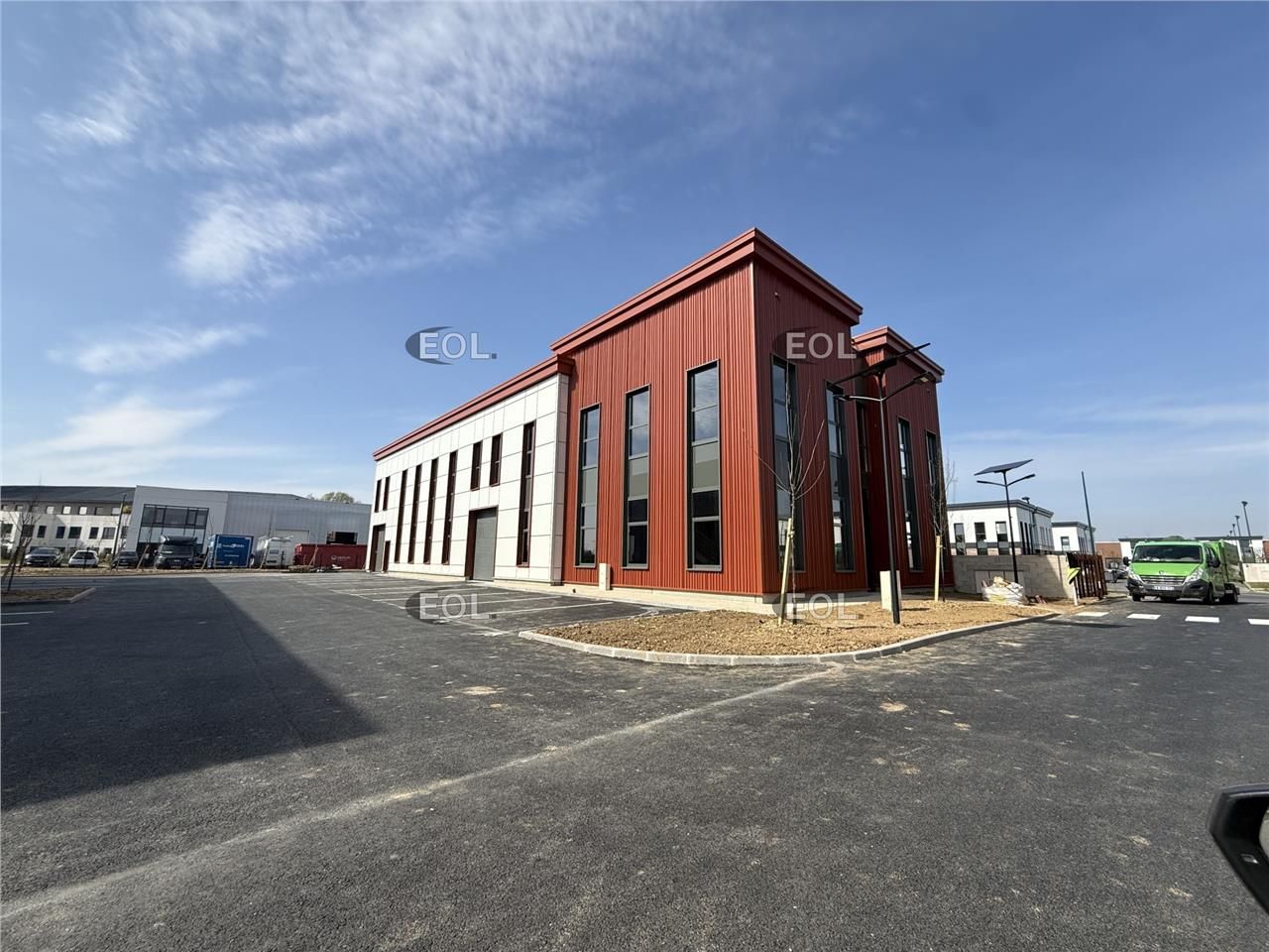 Serris - A LOUER / A VENDRE - Local d'activité avec bureaux de 954 m²