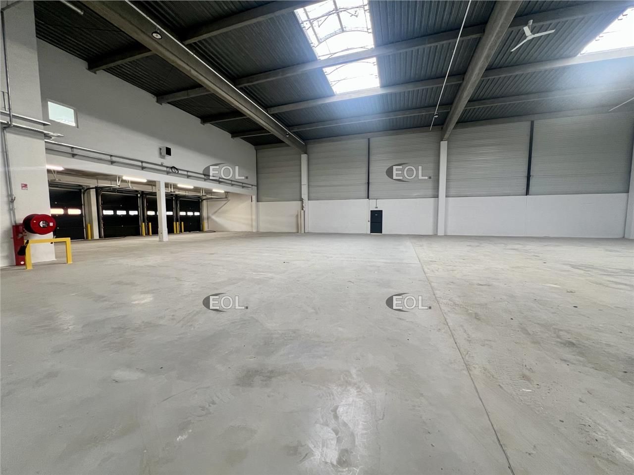 A louer - entrepôt avec bureaux de 7 648 m² divisibles