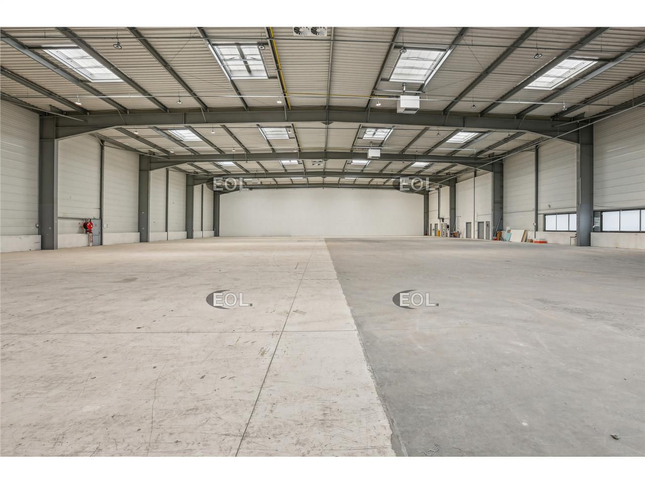 A louer - cellule d'activité/stockage de 2 500 m²