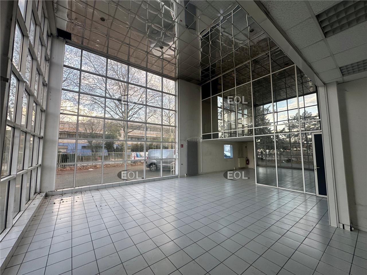A LOUER - immeuble indépendant de 2 200 m² environ