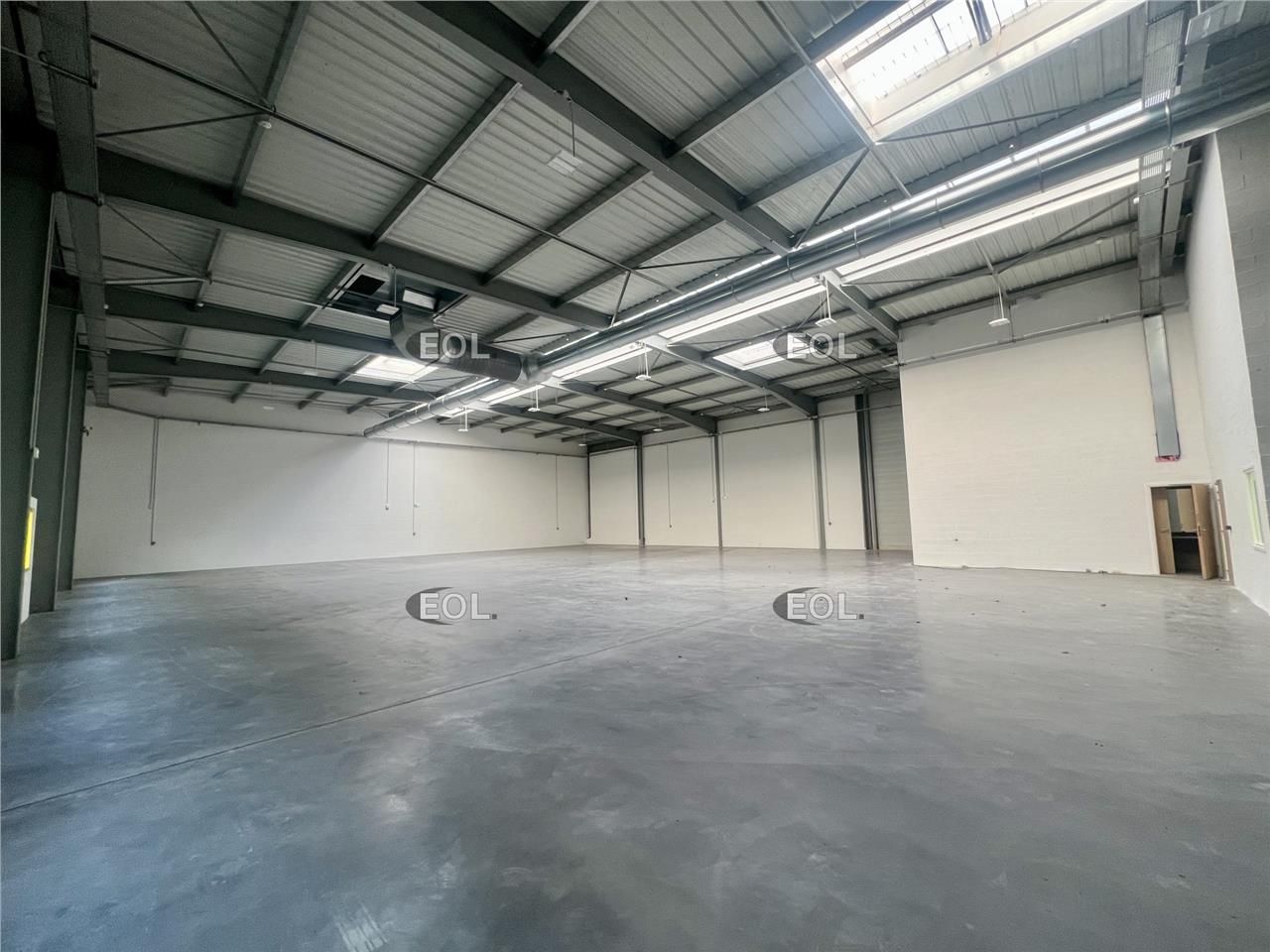 A louer - locaux d'activités avec bureaux de 760 et 913 m²