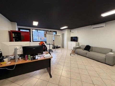 Exclusivité à louer- immeuble d'activités/stockage indépendant de 1 232 m²