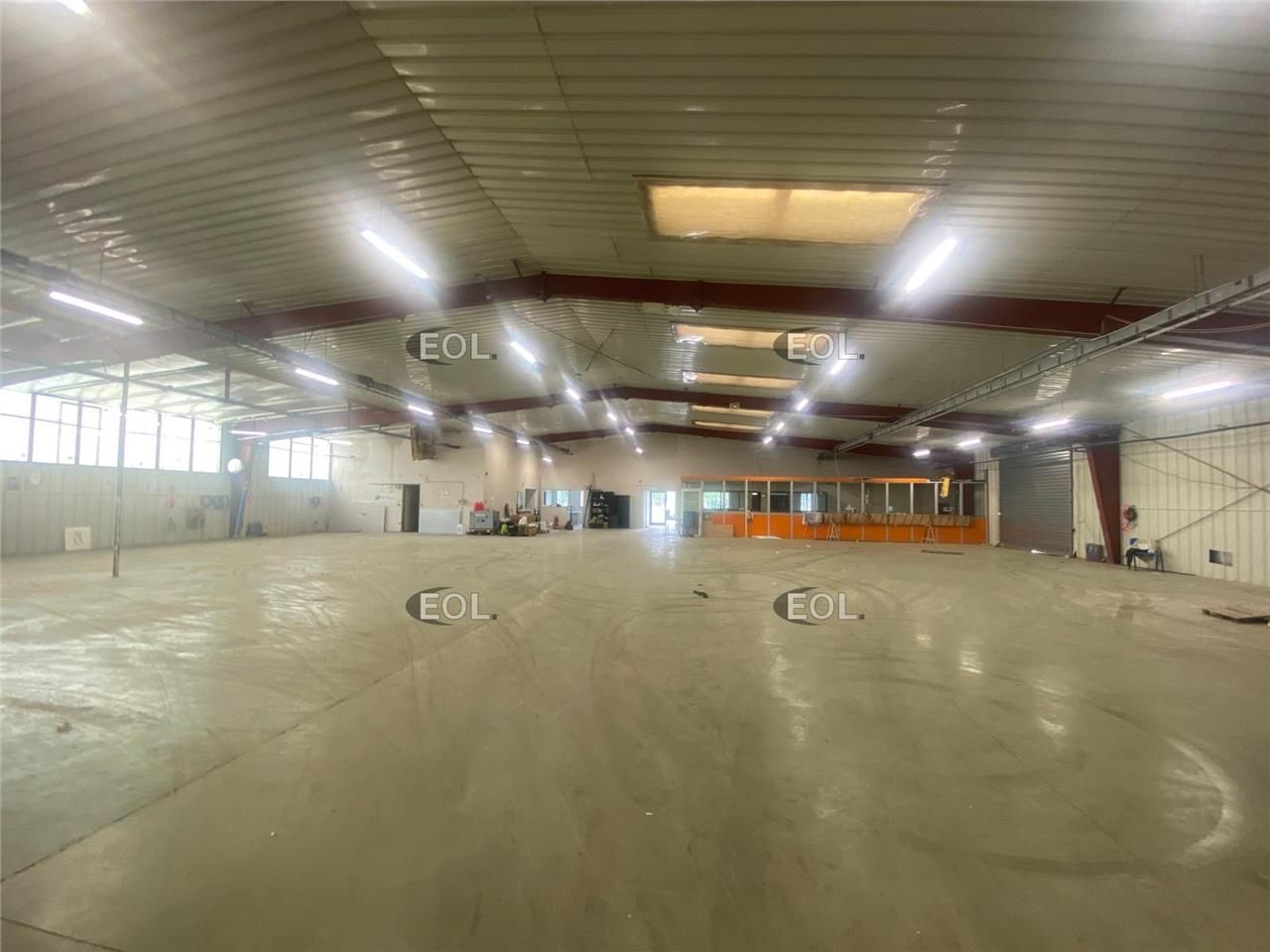 Bâtiment à usage d'entrepôt avec bureaux de 2 100 m² à Faremoutiers (77)