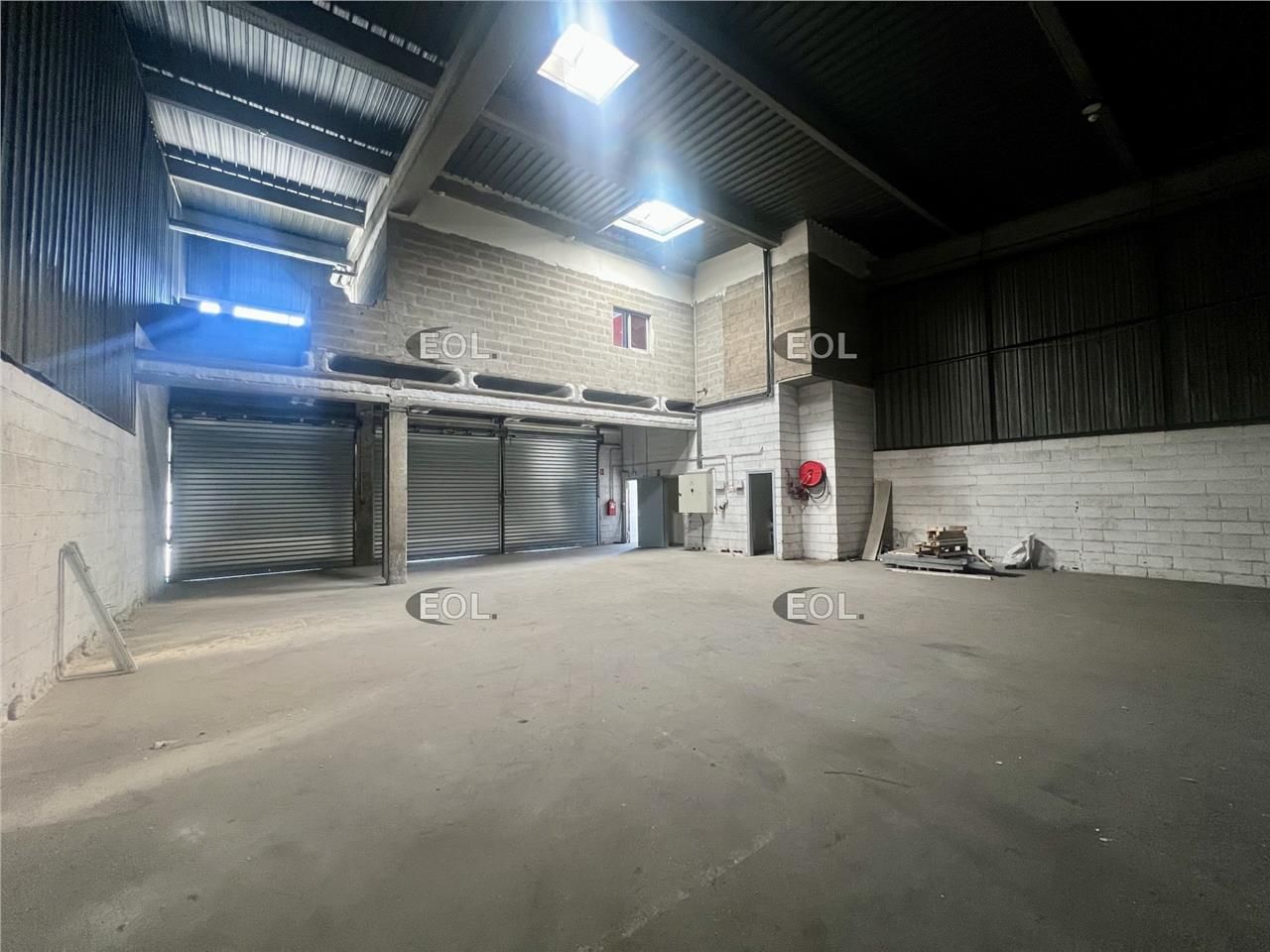 A louer - locaux d'activité/entrepôts avec bureaux