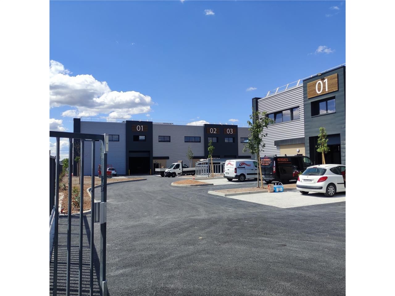 CBRE vous propose, à la location, des locaux d'ac