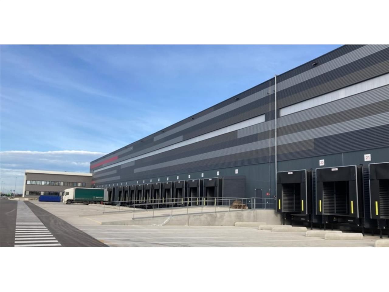 A l'entrée de la zone logistique de Port-Saint-Lo