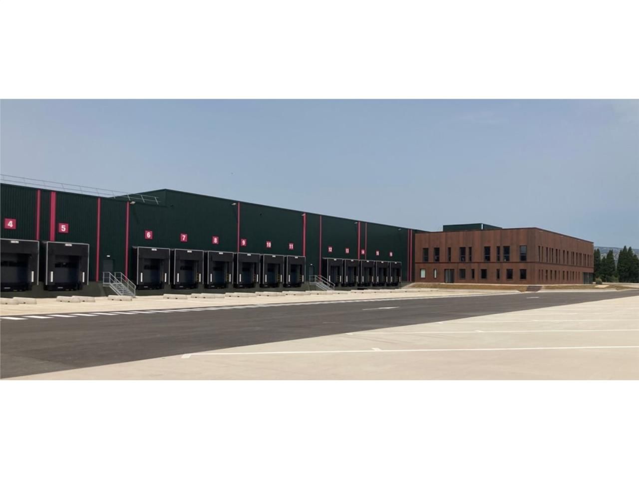 CBRE vous propose environ 3 453 m² développés d'e