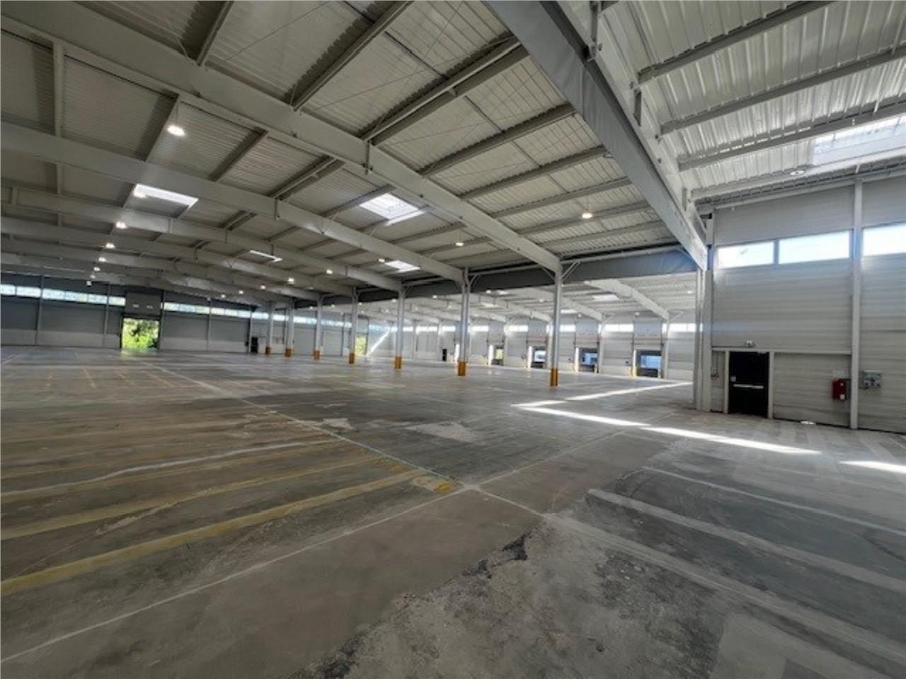 CBRE vous propose 13 886 m² environ d'entrepôt lo